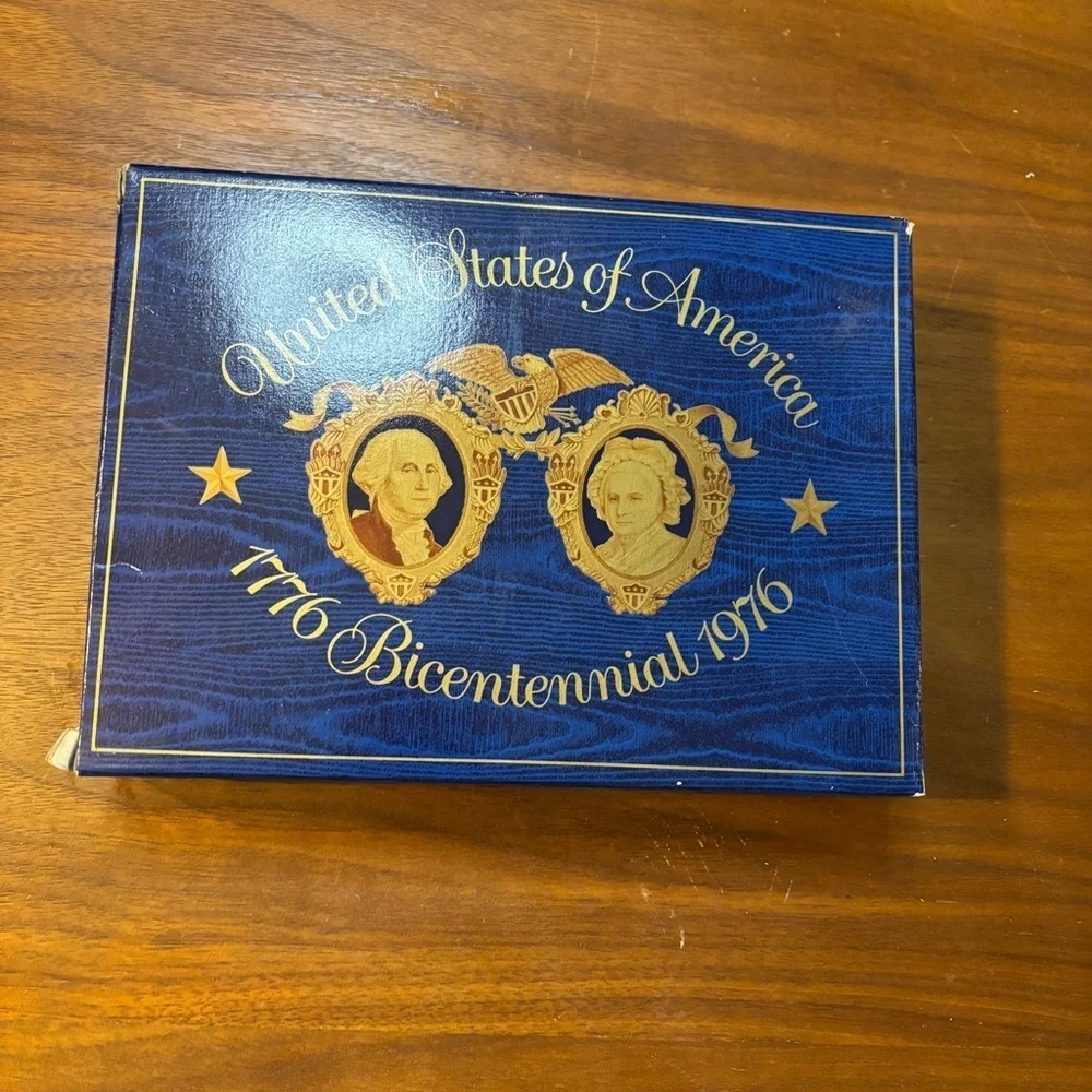 Avon Vintage United States 1776 Bicentennial 1976 Glass Plate and 2pc Soap Set